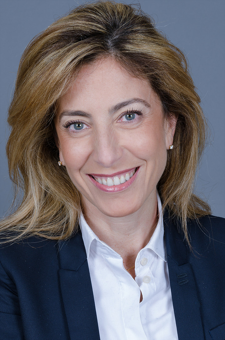 Portrait de face d'Isabelle Saffar, directrice générale Aragon-eRH