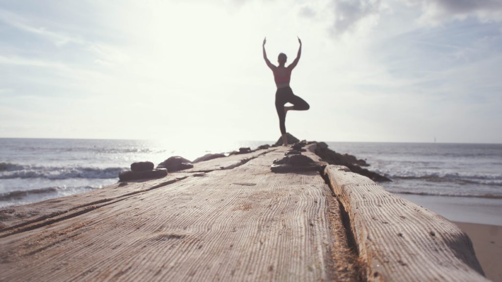 Une personne en bonne santé qui fait du Yoga