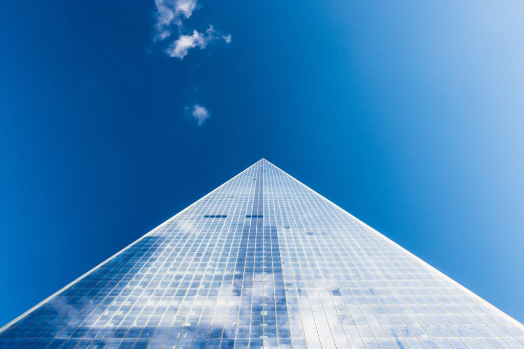 Un gratte ciel vu en contre-plongée, symbole de la transformation numérique