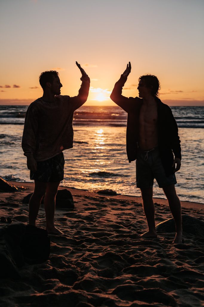 Deux personnes qui se congratulent face à la mer